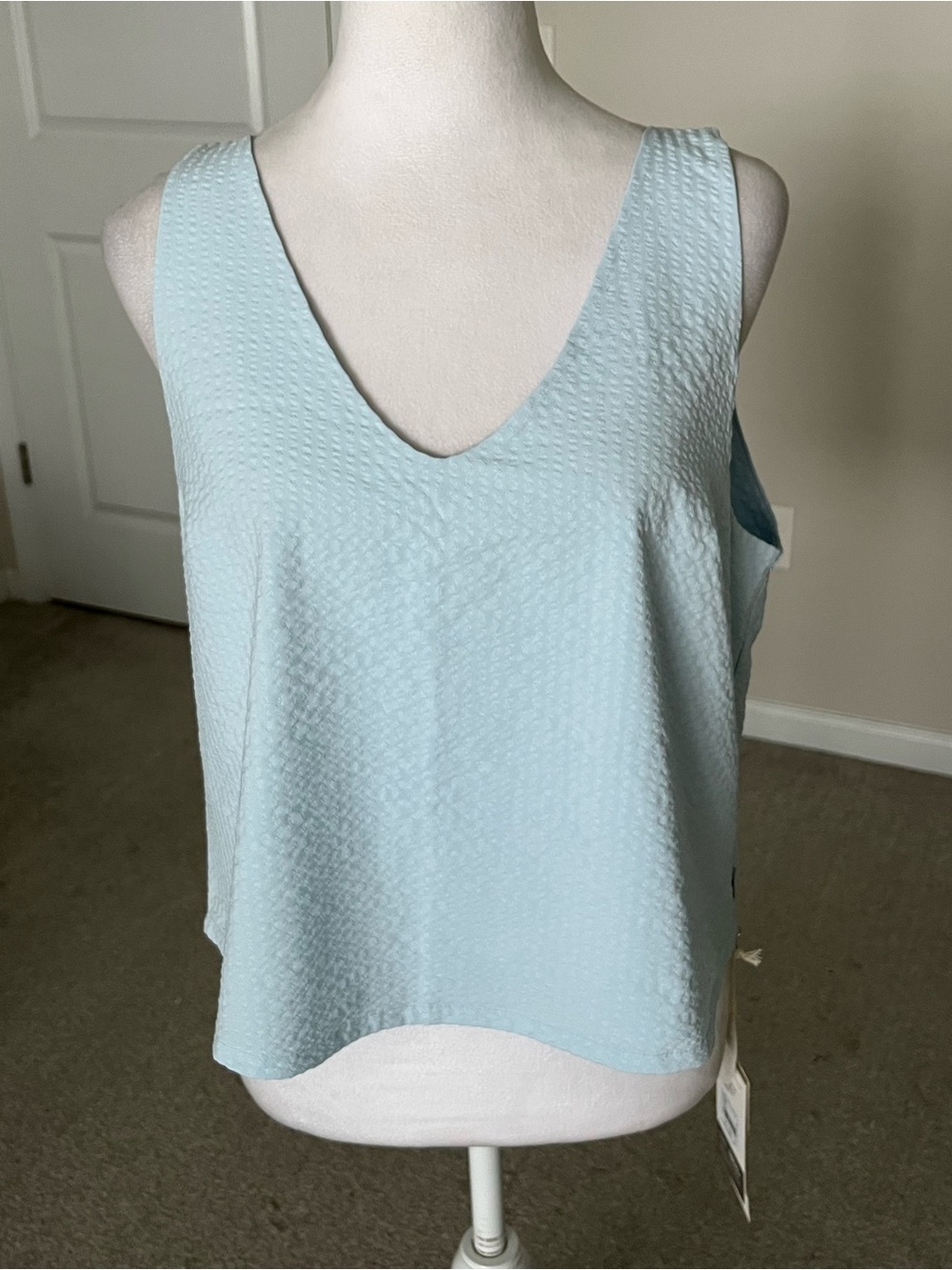 NWT Vuori St Villa Textured V-Neck Tank in Medium and XL in Color Light Mist - Picture 11 of 11
